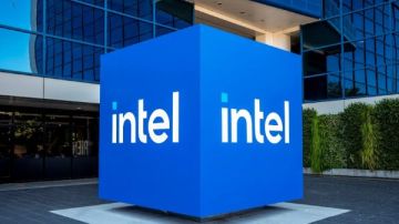 هبوط سهم إنتل يختبر رهان ترامب على إحياء صناعة الرقائق الأمريكية هبوط سهم إنتل يختبر رهان ترامب على إحياء صناعة الرقائق الأمريكية