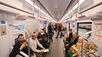  النقل تنشر صورا جديدة توضح الإقبال الكثيف على استقلال القطار الكهربائي الخفيف شاهد