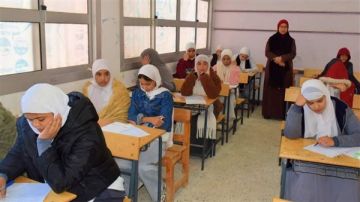انتظار داخل اللجان.. تأخر تسليم أوراق امتحان الإعدادية بمدرسة بالعمرانية