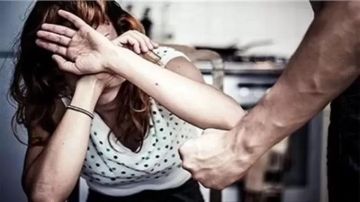 سيدة تتهم زوجها بالاعتداء عليها في الجيزة سيدة تتهم زوجها بالاعتداء عليها في الجيزة