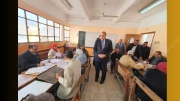 في أول أيام عمله.. مدير تعليم المنوفية يتابع تصحيح امتحانات الشهادة الإعدادية