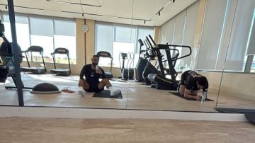 محمد صلاح يشارك جمهوره صورا من الجيم