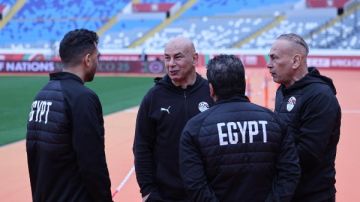 منتخب مصر يتفقد أرضية ملعب مباراة نيجيريا