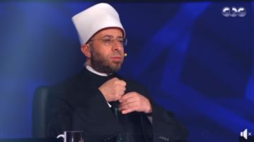 وزير الأوقاف يوجه بصرف مكافأة 10 آلاف جنيه لعاملي مسجد وزير الأوقاف يوجه بصرف مكافأة 10 آلاف جنيه لعاملي مسجد