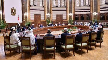 الرئيس السيسي للعلماء : ركزوا على مواجهة الأفكار المتطرفة في وسائل التواصل الاجتماعي