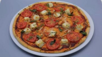 بدون لحوم.. طريقة عمل بيتزا بالطماطم بدون لحوم.. طريقة عمل بيتزا بالطماطم