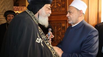 في اتصال هاتفي شيخ الأزهر: دعواتنا القلبية لقداسة البابا تواضروس بالشفاء العاجل