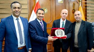 مجلس جامعة بني سويف يكرم محمد ماضي عميد كلية الفنون التطبيقية الأسبق مجلس جامعة بني سويف يكرم محمد ماضي عميد كلية الفنون التطبيقية الأسبق