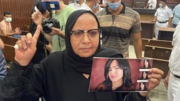 التحفظ على والدة الإعلامية شيماء جمال في أولى جلسات محاكمتها لحين صدور القرار التحفظ على والدة الإعلامية شيماء جمال في أولى جلسات محاكمتها لحين صدور القرار