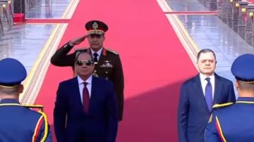 الرئيس السيسي يضع إكليلا من الزهور على النصب التذكاري لشهداء الشرطة