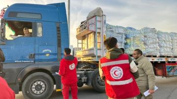 الهلال الأحمر يدفع بـ7 آلاف طن مساعدات غذائية ومستلزمات إغاثية وشتوية إلى غزة