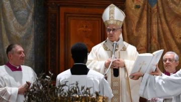 بابا الفاتيكان يترأس قداس عيد معمودية الرب ويعمد عشرين طفلا