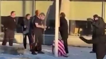 جرينلاند.. القبض على شخص حاول رفع العلم الأمريكي في مدينة نوك جرينلاند.. القبض على شخص حاول رفع العلم الأمريكي في مدينة نوك