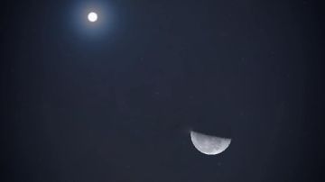 فرصة ذهبية لعشاق التصوير الفلكي.. قمر التربيع الأخير لشهر رجب يزين سماء الوطن العربي