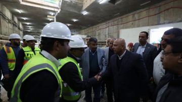 كامل الوزير يجري جولة بالمرحلة الأولى من الخط الرابع للمترو.. صور