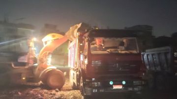 محافظة الجيزة ترفع 500 طن مخلفات من شارع الشباب بحي الهرم