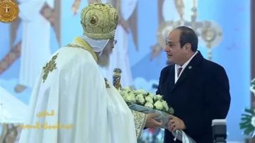 الرئيس السيسي يهدي البابا تواضروس باقة من الورود الرئيس السيسي يهدي البابا تواضروس باقة من الورود