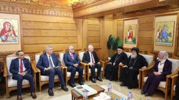 رئيس جامعة المنيا ووفد من القيادات والطلاب الوافدين يزورون الكنائس