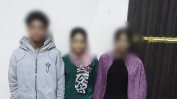 عقب خروجها من المدرسة.. القبض على 3 طلاب تعدوا على زميلتهم بالضرب