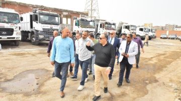 محافظ أسيوط يشهد اصطفاف 51 مركبة ومعدة نظافة بحي شرق