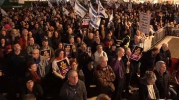 احتجاجات في قلب تل أبيب تطالب بلجنة تحقيق وتتهم حكومة نتنياهو بطمس الحقائق