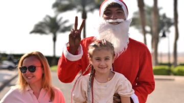 بابا نويل ينشر البهجة بين السائحين بشرم الشيخ احتفالا بعيد الميلاد