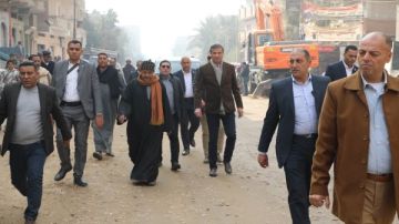 بسبب حصة الأسمدة.. وزير الزراعة يسير 2 كيلومتر على قدميه لإنصاف مزارع