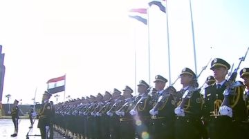 طلاب أكاديمية الشرطة يحيون العلم أمام الرئيس السيسي.. فيديو