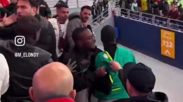 مشاهد لا تليق.. اشتباكات بالمدرجات عقب مباراة مصر والسنغال.. شاهد مشاهد لا تليق.. اشتباكات بالمدرجات عقب مباراة مصر والسنغال.. شاهد