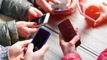  الجمارك تكشف سبب إلغاء الإعفاء الاستثنائي للهواتف الواردة من الخارج