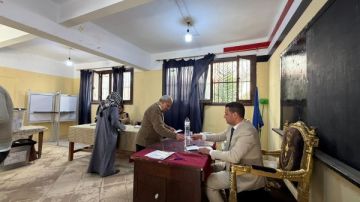 رغم إعادتها أكثر من مرة.. الناخبون يتزاحمون على اللجان الانتخابية للإدلاء بأصواتهم