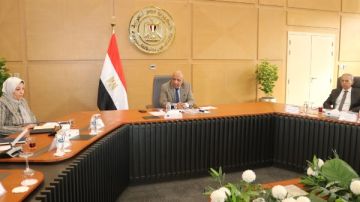 عصمت يجتمع باللجنة الإستراتيجية للكهرباء لمتابعة خطة الصيانة ودعم وتطوير الشبكة عصمت يجتمع باللجنة الإستراتيجية للكهرباء لمتابعة خطة الصيانة ودعم وتطوير الشبكة