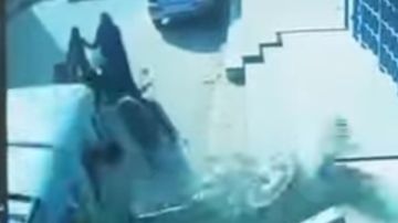 فيديو يوثق لحظة صادمة.. سائق ميكروباص يدهـ.ـس 3 أطفال وسيدة بسوهاج ويفر هاربا