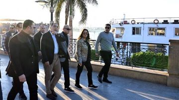 مدبولي يتفقد أعمال تطوير كورنيش النيل بالأقصر ويشيد بالمقومات السياحية للمدينة مدبولي يتفقد أعمال تطوير كورنيش النيل بالأقصر ويشيد بالمقومات السياحية للمدينة