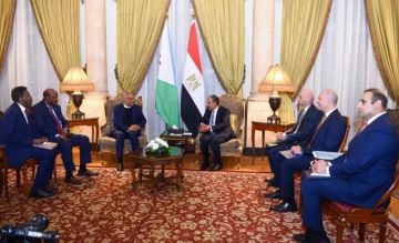 وزير الخارجية يبحث مع نظيره الجيبوتي سبل تعزيز العلاقات الثنائية وتطورات الأوضاع في منطقة القرن الأفريقي