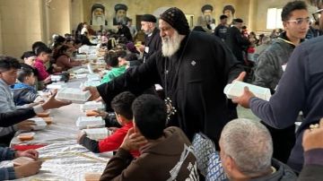 الأنبا ميخائيل يشارك شعب إيبارشية حلوان مائدة المحبة بمناسبة عيد الميلاد