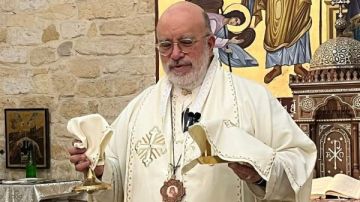 المطران شامي يختتم الأربعين ساعة سجودا أمام القربان المقدس من أجل السلام المطران شامي يختتم الأربعين ساعة سجودا أمام القربان المقدس من أجل السلام