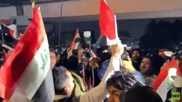 بعد معارضة ترامب له.. أنصار المالكي يتظاهرون لدعمه في تشكيل الحكومة العراقية الجديدة بعد معارضة ترامب له.. أنصار المالكي يتظاهرون لدعمه في تشكيل الحكومة العراقية الجديدة