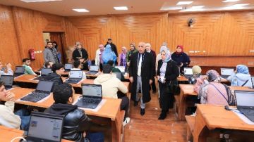 رئيس جامعة كفر الشيخ يتابع الامتحان التجريبي بمنظومة الاختبارات الإلكترونية