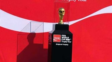 كانافارو يقود كأس العالم في زيارة تاريخية لمقر النادي الأهلي.. صورة