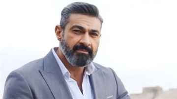 ياسر جلال يوضح حقيقة فيديو إهدائه سيارة مرسيدس لابنته