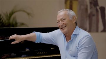 الفلوس الكتير مش بتجيب سعادة.. سميح ساويرس يكشف عن أكثر شيء يحقق له السعادة الفلوس الكتير مش بتجيب سعادة.. سميح ساويرس يكشف عن أكثر شيء يحقق له السعادة