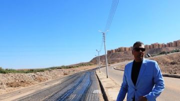 جولة ميدانية .. محافظ أسوان يتابع رصف طريق الصداقة الجديدة