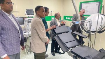 رئيس جامعة أسوان يتفقد اللمسات الأخيرة لمستشفى العظام الجامعي قبل افتتاحه