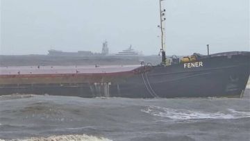 قناة السويس تعلن إنقاذ طاقم سفينة البضائع FENER قناة السويس تعلن إنقاذ طاقم سفينة البضائع FENER