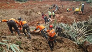 إندونيسيا ..مصرع 7 أشخاص وفقدان 82 آخرين بعد وقوع انهيار أرضي