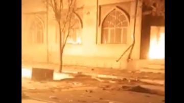 المتظاهرون الإيرانيون يشعلون النيران في الحوزة الدينية بـ فرخشهر شاهد