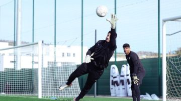 تحت الأمطار.. تدريبات بدنية شاقة لحراس المنتخب استعدادا لمواجهة بنين بكأس الأمم الإفريقية