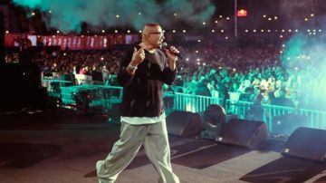 خطفوني.. جنا عمرو دياب تغني مع والدها من جديد