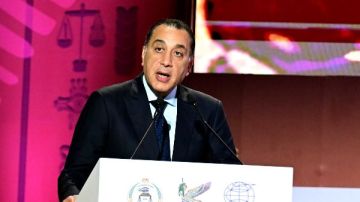 رئيس الوزراء يتفقد بدء التشغيل التجريبي لمحطة البحر الأحمر للحاويات